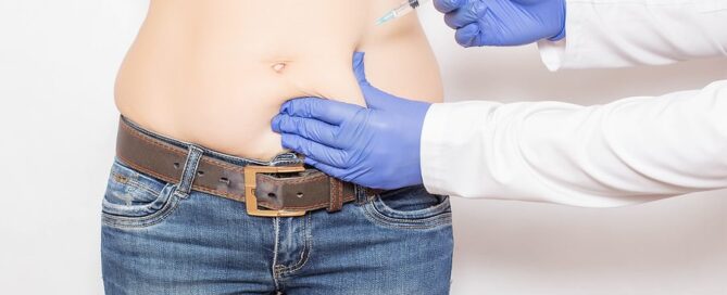 doctor injecting weight loss drug to patient